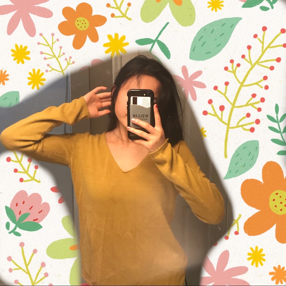 🍉Old Navy female yellow v neck sweater